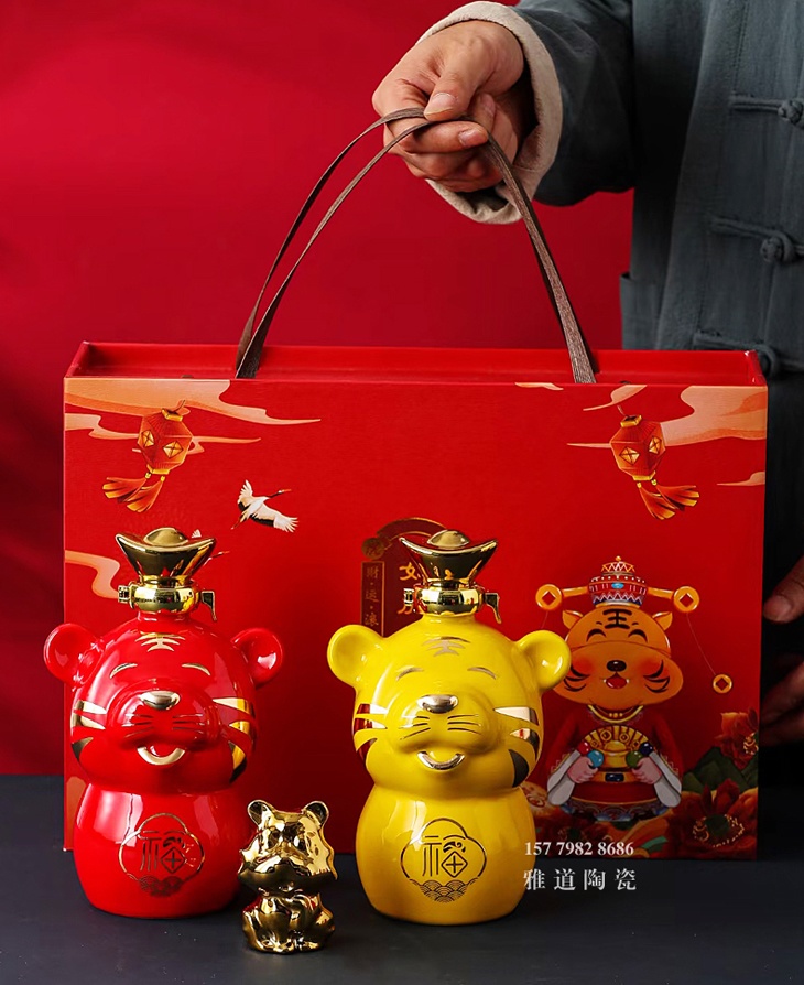 一斤装生肖虎陶瓷小酒坛（如虎添翼）