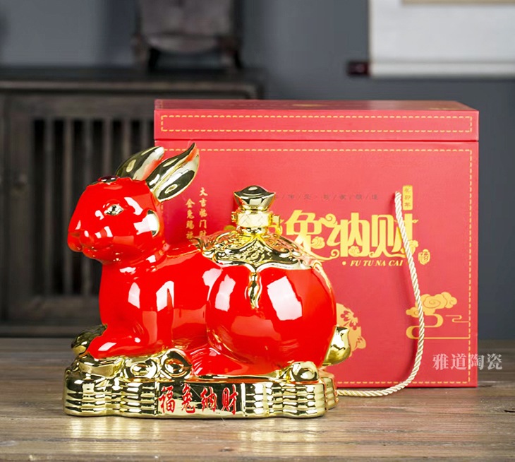 景德镇5斤福兔纳财镀金陶瓷酒坛(图2)