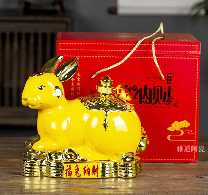 景德镇5斤福兔纳财镀金陶瓷酒坛(图3)
