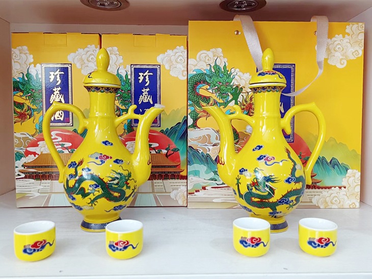 景德镇陶瓷黄色双龙陶瓷酒壶礼盒(图1)