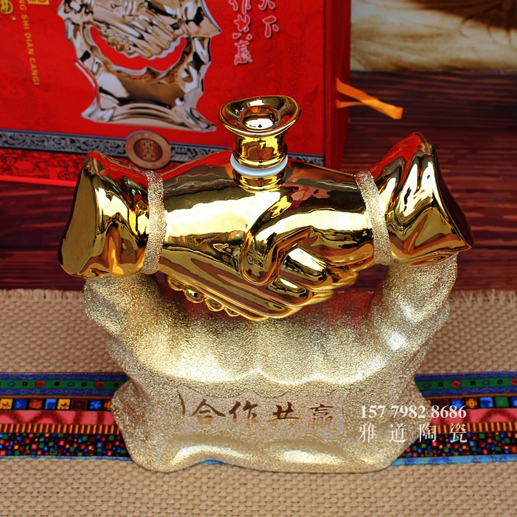 5斤合作共赢磨砂金陶瓷酒坛-特写