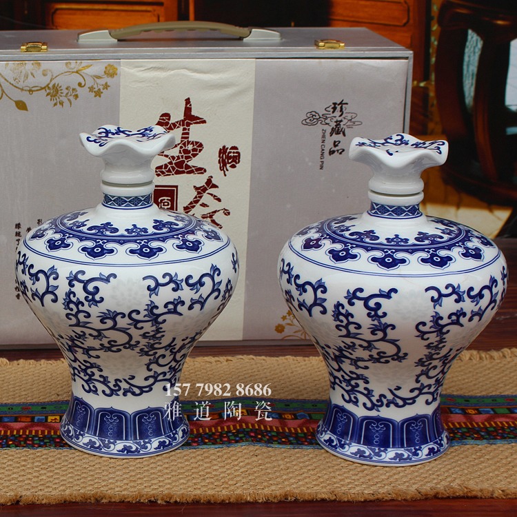 景德镇3斤缠枝连青花陶瓷酒瓶