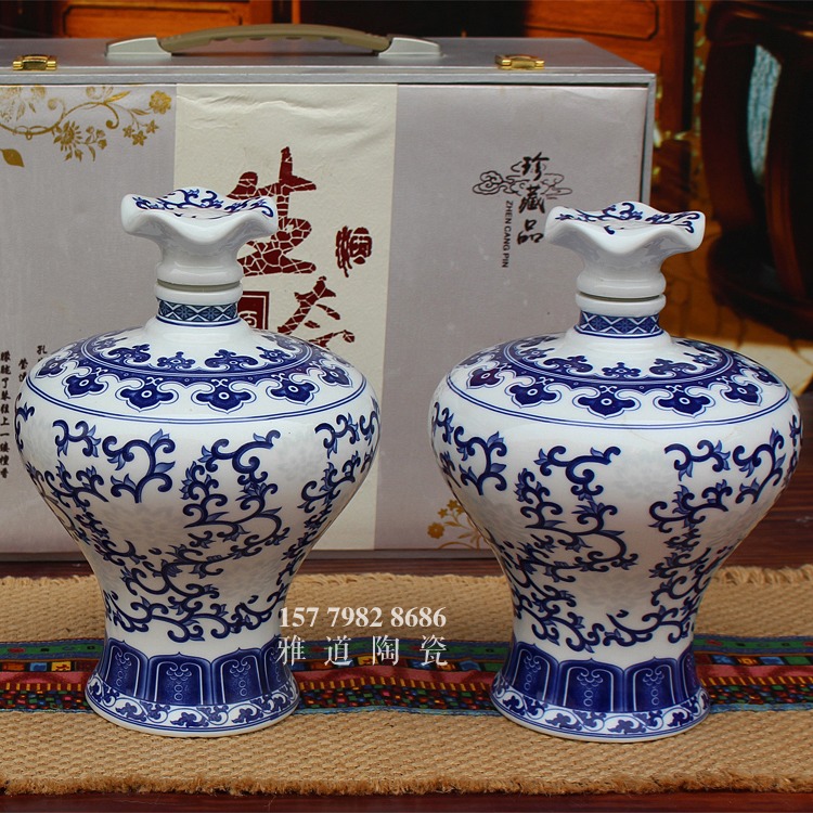 景德镇3斤缠枝连青花陶瓷酒瓶