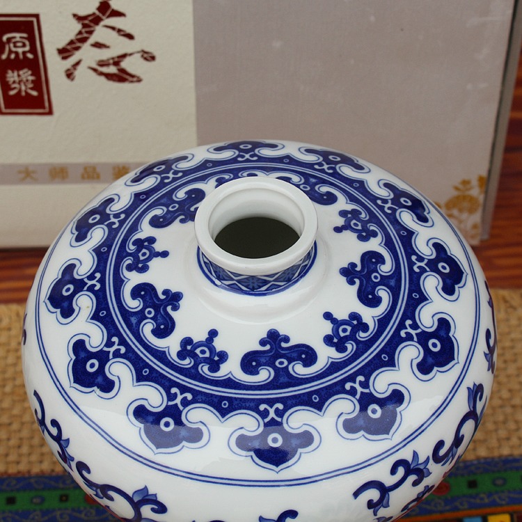 景德镇3斤缠枝连青花陶瓷酒瓶