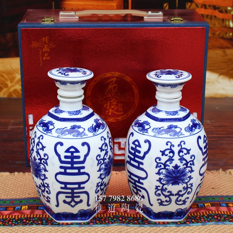 景德镇3斤髙白缠枝莲青花酒瓶