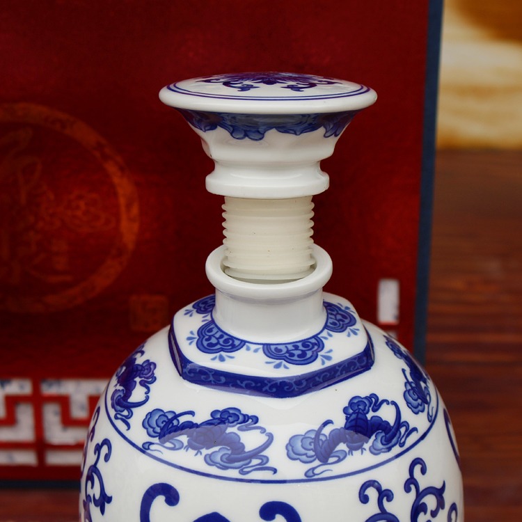 景德镇3斤髙白缠枝莲青花酒瓶