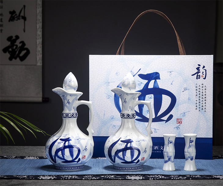 景德镇1斤装青花带杯陶瓷酒瓶礼盒
