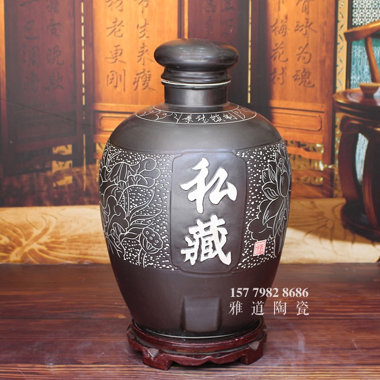 手工雕刻私藏荷花陶瓷酒坛